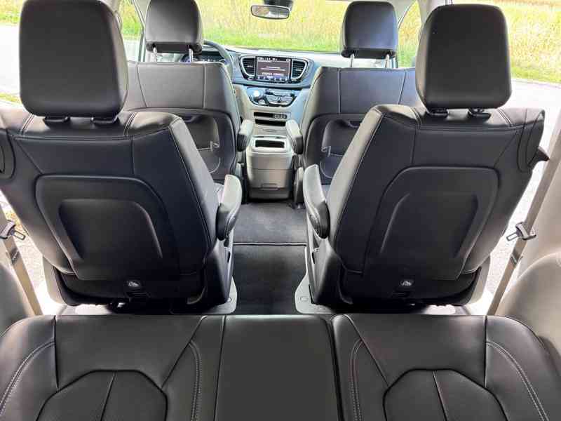 Chrysler Pacifica 3,6 Hybrid Čočka TOP 2023 - foto 9