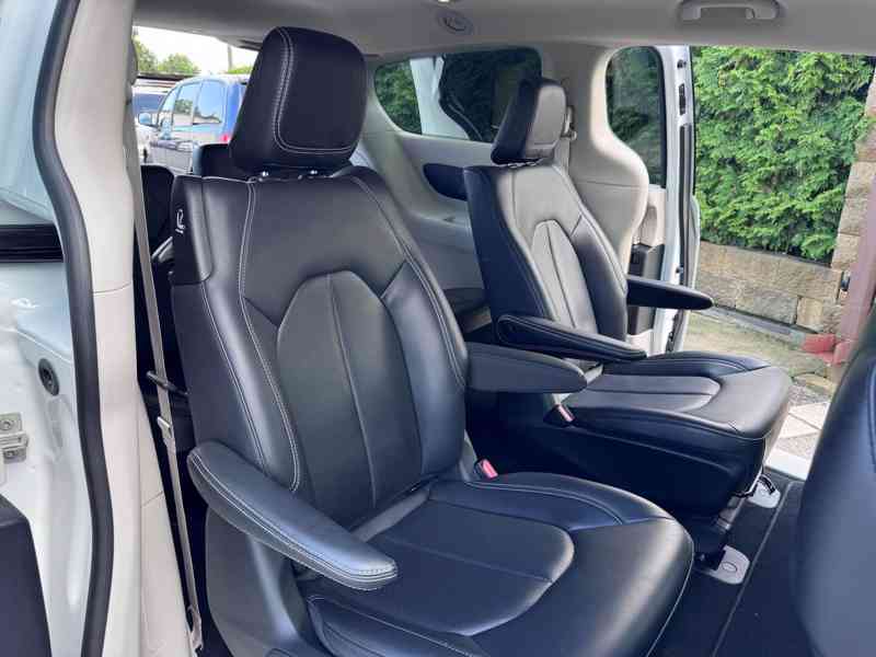 Chrysler Pacifica 3,6 Hybrid Čočka TOP 2023 - foto 11