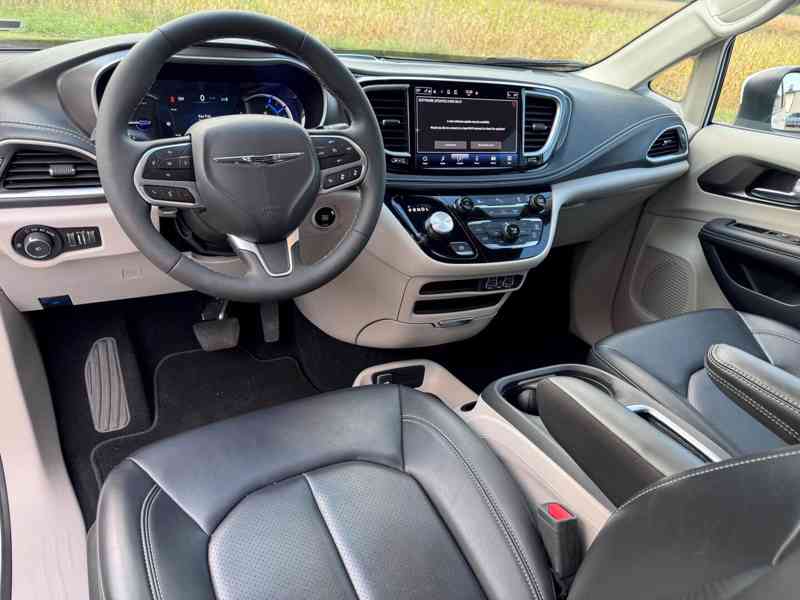 Chrysler Pacifica 3,6 Hybrid Čočka TOP 2023 - foto 17