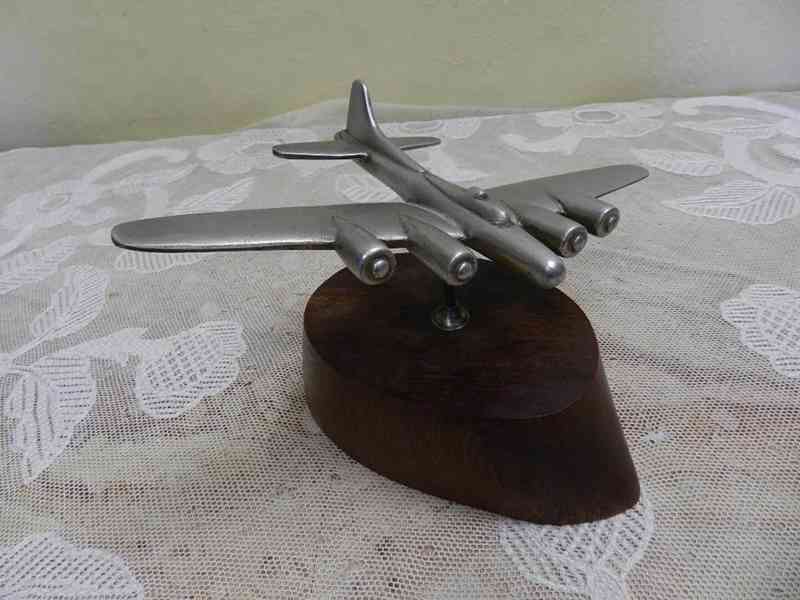 Staré kovové Letadlo na dřevěném soklu - foto 2
