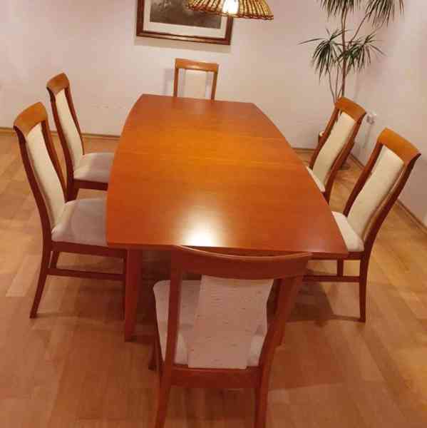 Prodám stůl z masivu + 6 ks židlí s bílým polstrováním. - foto 2