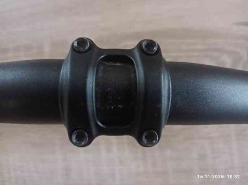 Řidítka AL 300BT 31,8/760 mm/9° rovná černá s představcem - foto 4