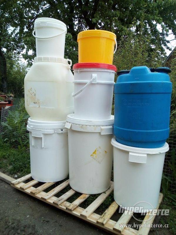 Plastové kbelíky, soudky, barely s víkem - foto 1