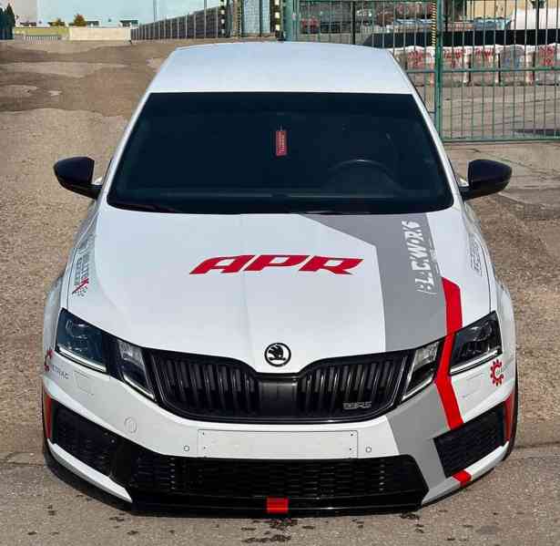 Bílé logo/znak ŠKODA - foto 3