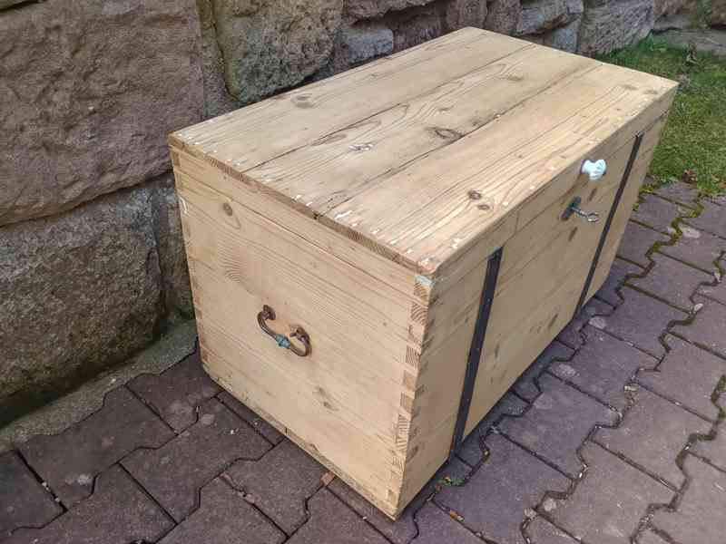 truhla s kováním - foto 2