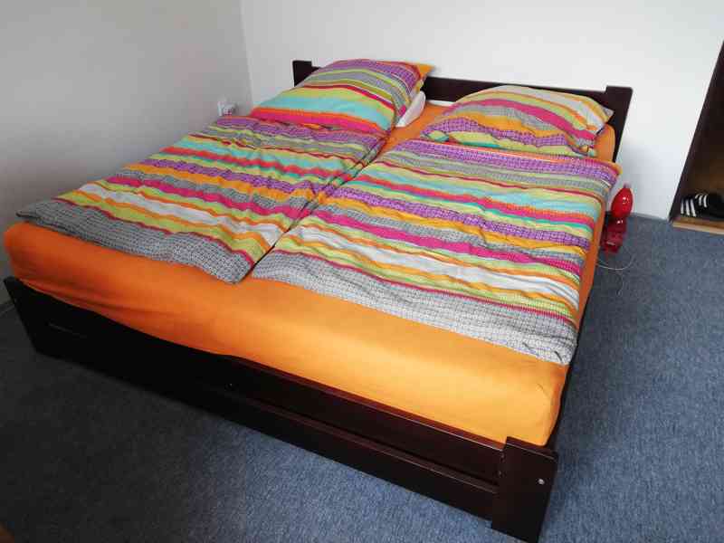 Dřevěná manželská postel 180x200 s matrací  - foto 1