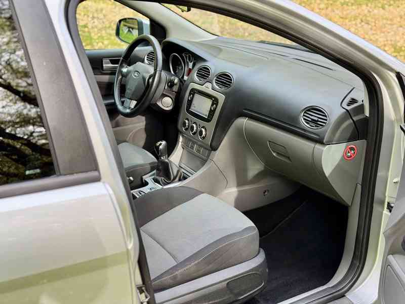 Ford Focus 1.6 16V 85kW Ti-VCT - foto 17