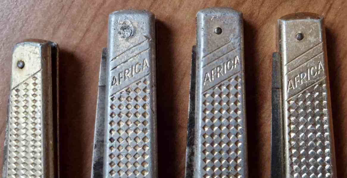 Svítilna - cvrček,nožíky Mikov Afrika a jiné,ple.pistolka - foto 3