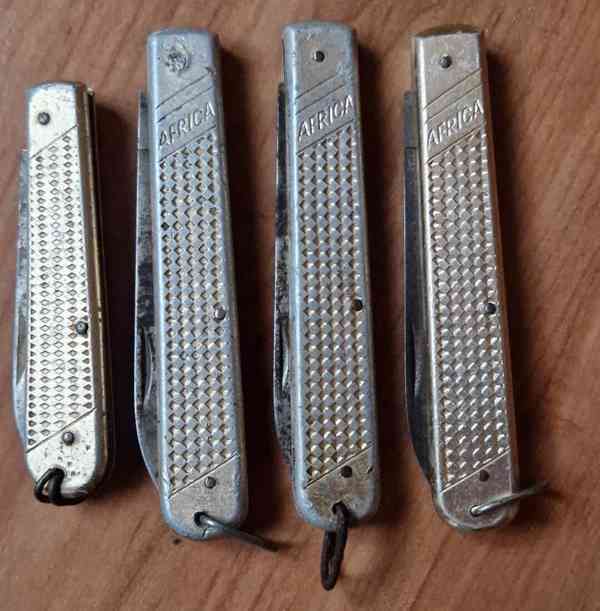 Svítilna - cvrček,nožíky Mikov Afrika a jiné,ple.pistolka - foto 2