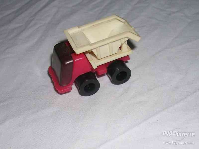 nákladní auto - sklápěčka (ze starých Kinder vajíček?) - foto 1