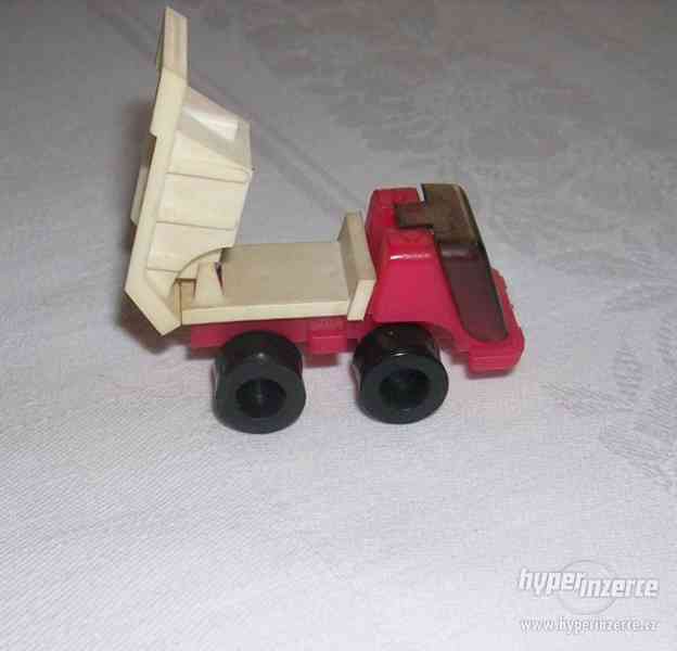 nákladní auto - sklápěčka (ze starých Kinder vajíček?) - foto 2