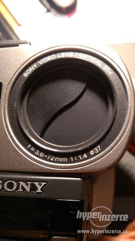 Prodám starou videokameru Sony 8 Handycam - foto 1