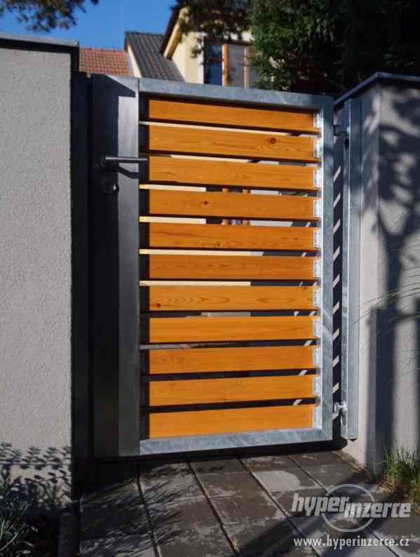 Vstupní branka jednokřídlová a branka k popelnicím - foto 5