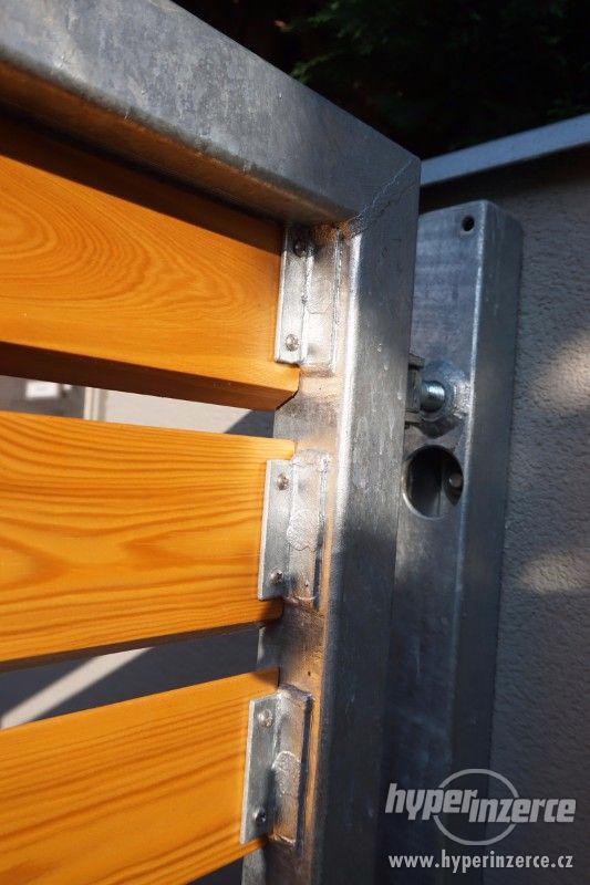 Vstupní branka jednokřídlová a branka k popelnicím - foto 6