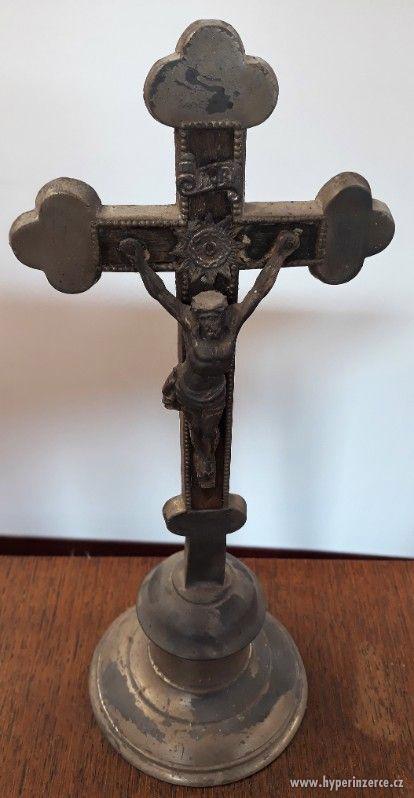 Kovový stolní kříž s Kristem - foto 1