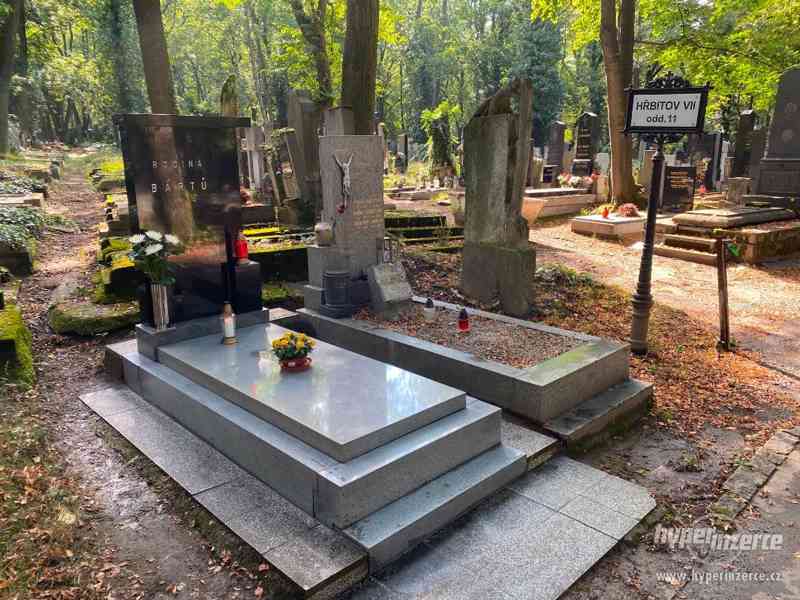 Hrobové místo s příslušenstvím na Olšanech - foto 1