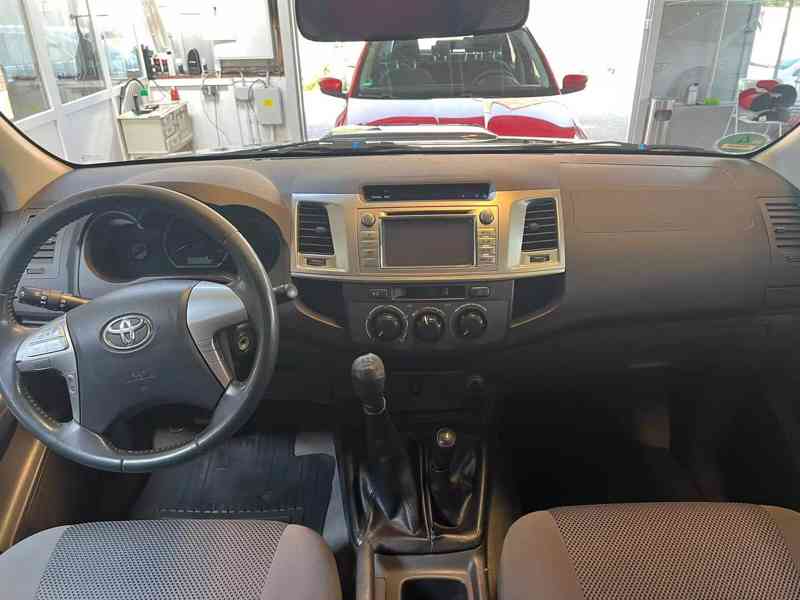 Toyota Hilux 2,5 D4D Life 4x4 106kw - foto 13