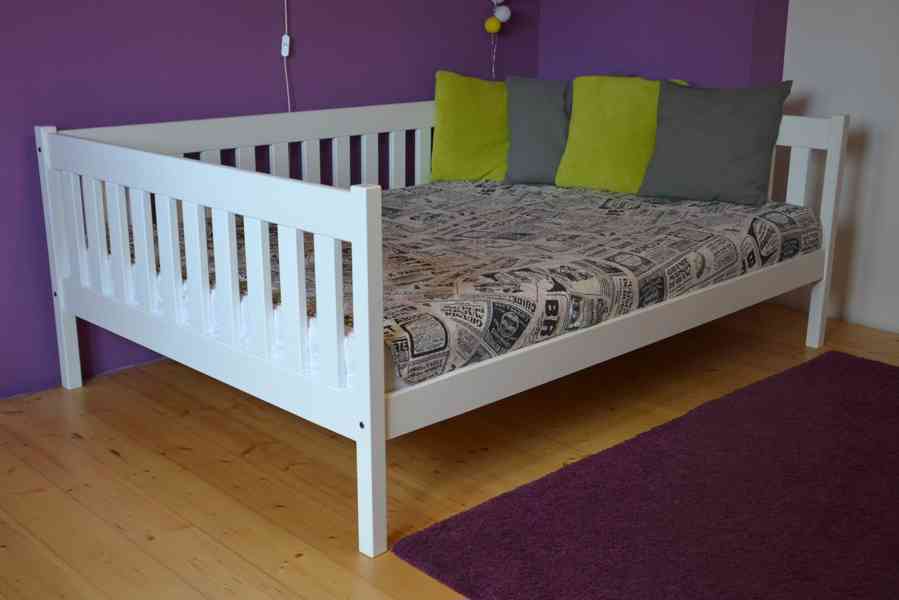 Nová postel z masívu Natálie 120x200 cm, rošt a zábrana  - foto 3