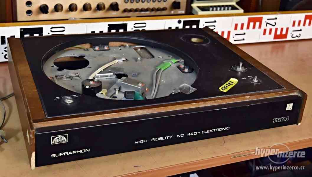 Gramofon Tesla NC 440 - nekompletní šasí na náhradní díly