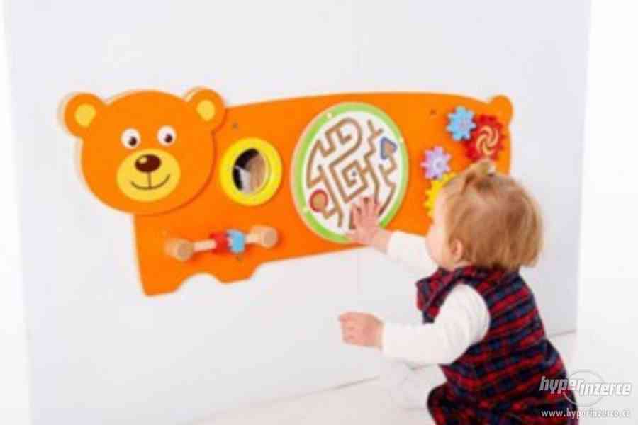 Dřevěný interaktivní medvídek na zeď s aktivitami - foto 1