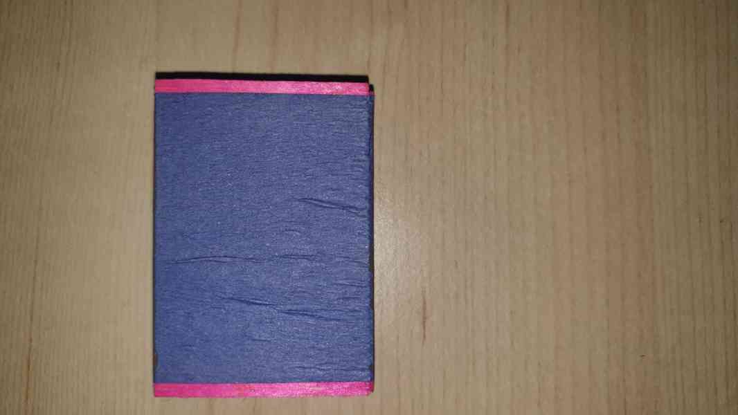 Stará dýhovaná krabička se zápalkami. - foto 2