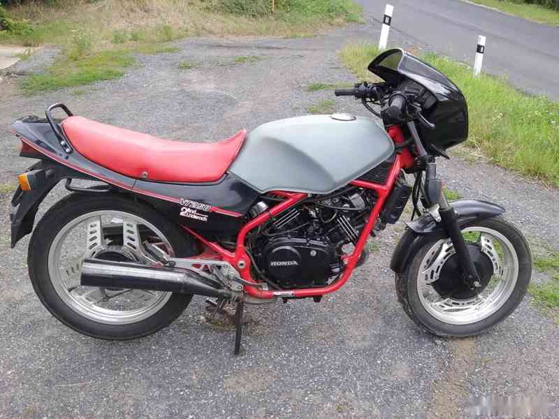 Honda VTR 250 F - foto 4