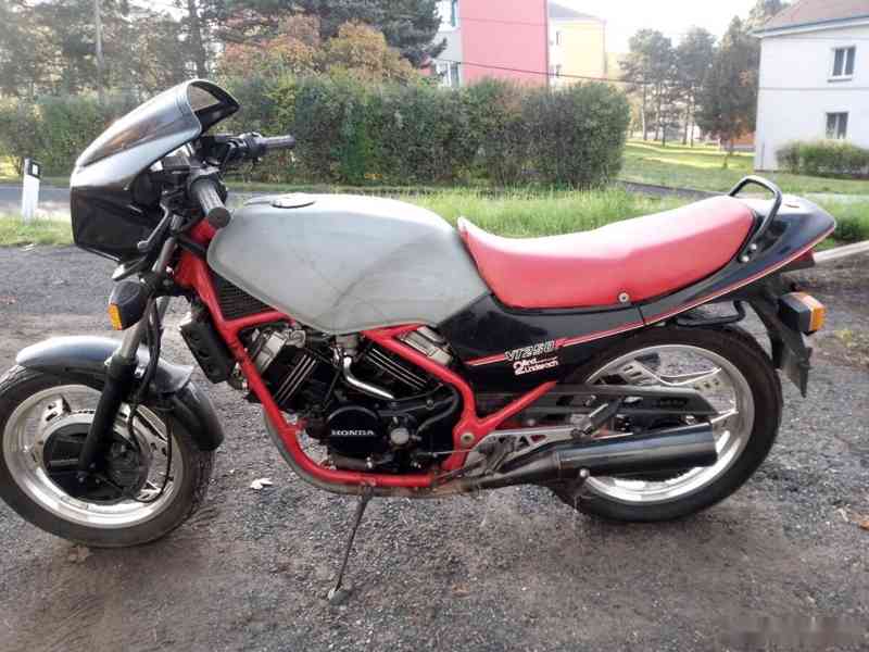 Honda VTR 250 F - foto 2
