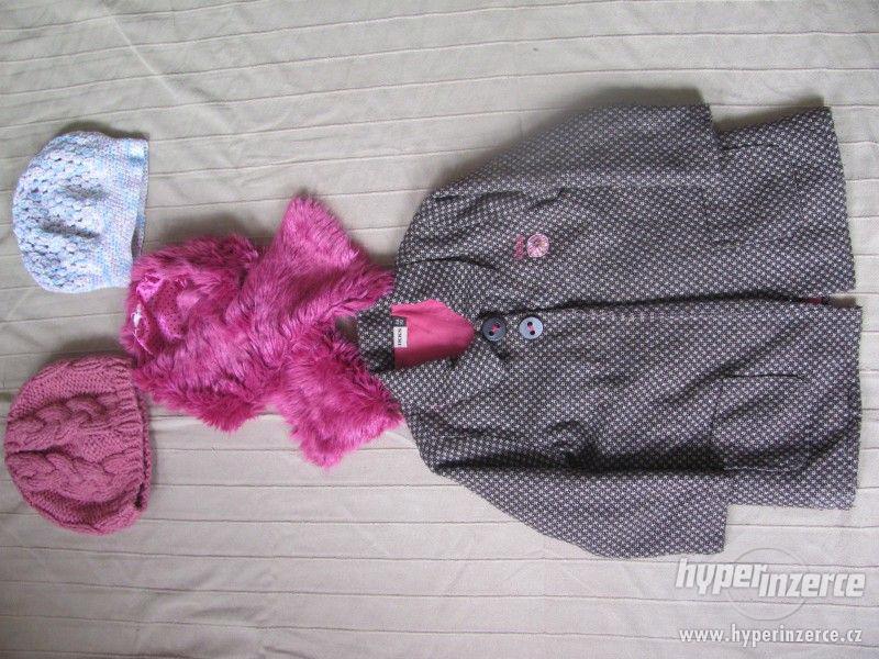 Balík podzimního oblečení- kabátek, svetry, čepice - foto 2