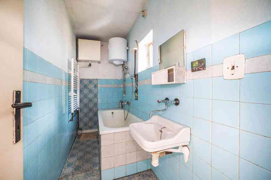 Rodinný dům se dvěma bytovými jednotkami, garáží a zahradou - foto 15