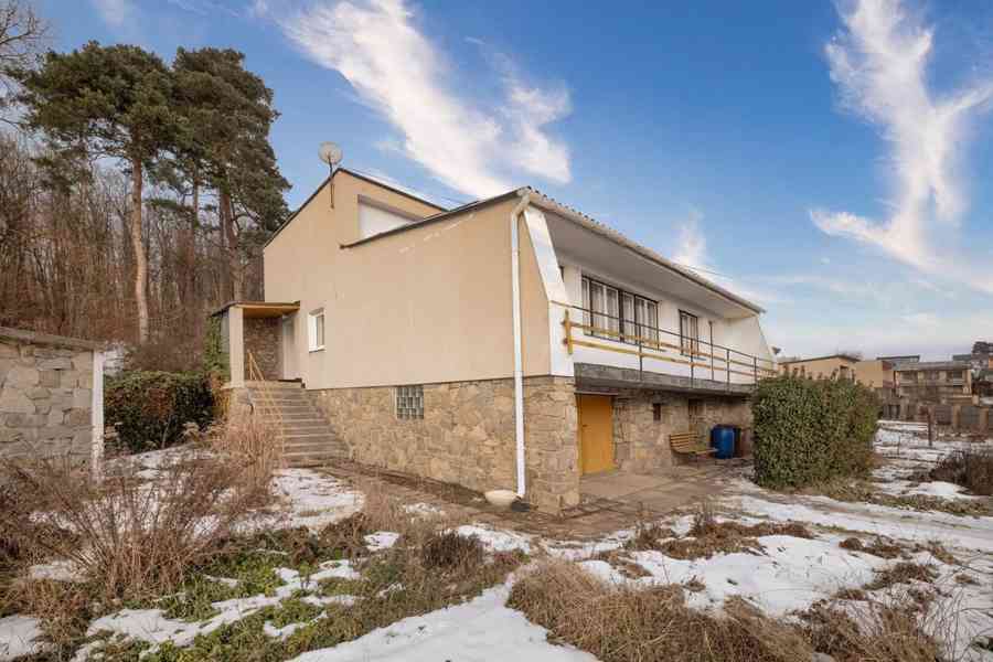 Rodinný dům se dvěma bytovými jednotkami, garáží a zahradou - foto 4