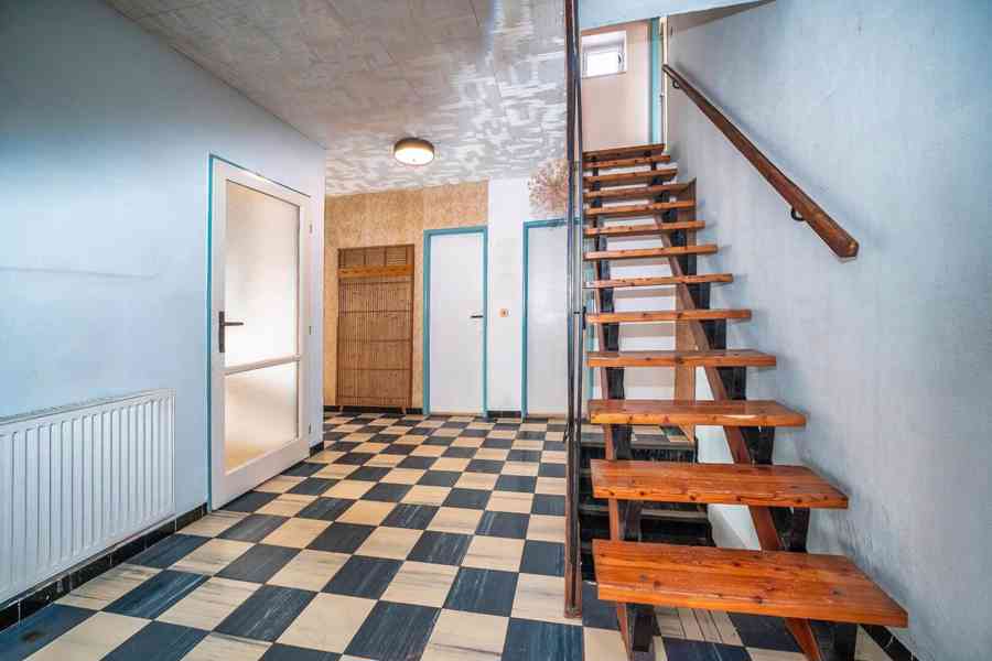 Rodinný dům se dvěma bytovými jednotkami, garáží a zahradou - foto 10