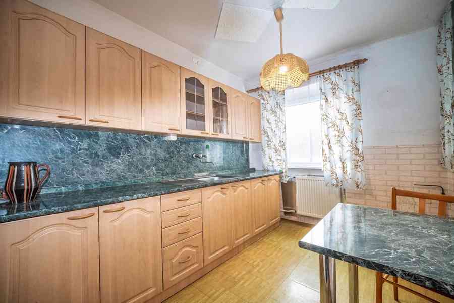 Rodinný dům se dvěma bytovými jednotkami, garáží a zahradou - foto 8