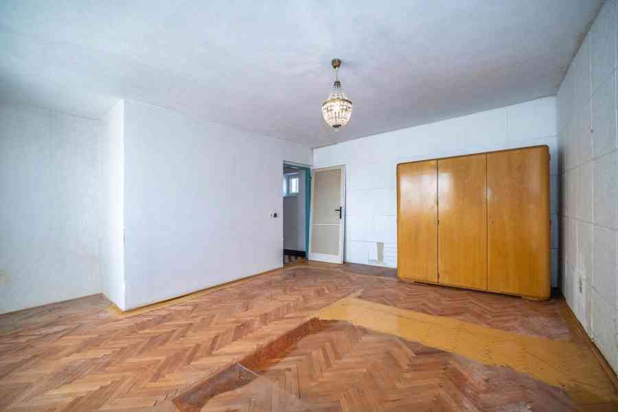 Rodinný dům se dvěma bytovými jednotkami, garáží a zahradou - foto 16