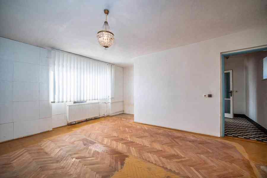 Rodinný dům se dvěma bytovými jednotkami, garáží a zahradou - foto 11