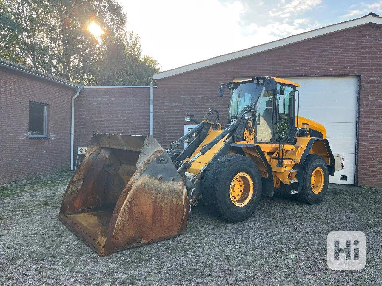 Chargeuse a pneus  - foto 1