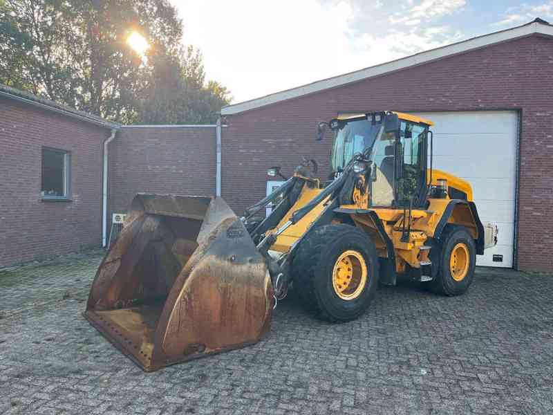 Chargeuse a pneus  - foto 1