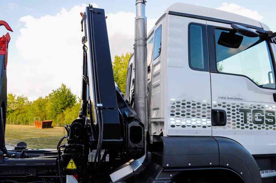 MAN TGS 26.360 HÁKOVÝ NOSIČ KONTEJNERŮ + HYDRAULICKÁ RUKA - foto 13