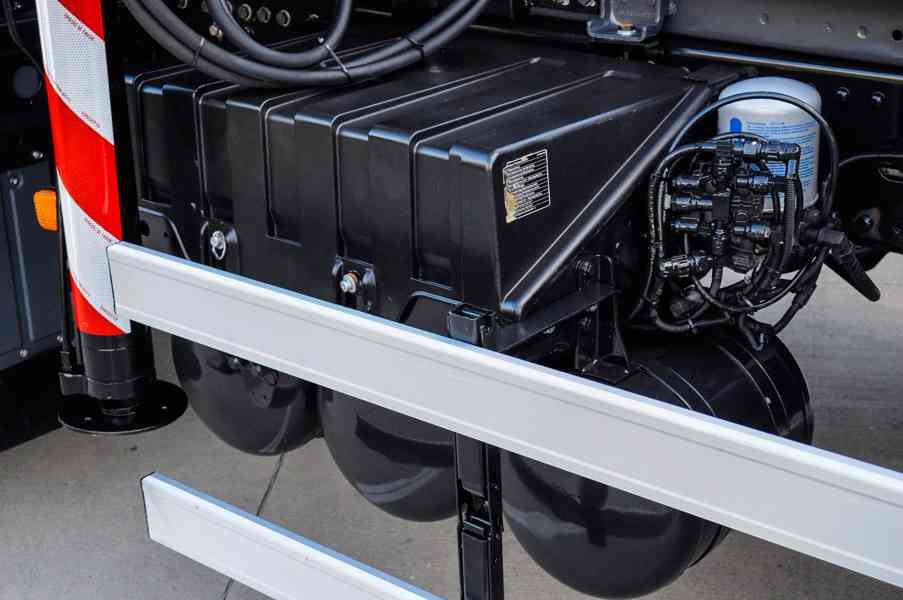 MAN TGS 26.360 HÁKOVÝ NOSIČ KONTEJNERŮ + HYDRAULICKÁ RUKA - foto 37