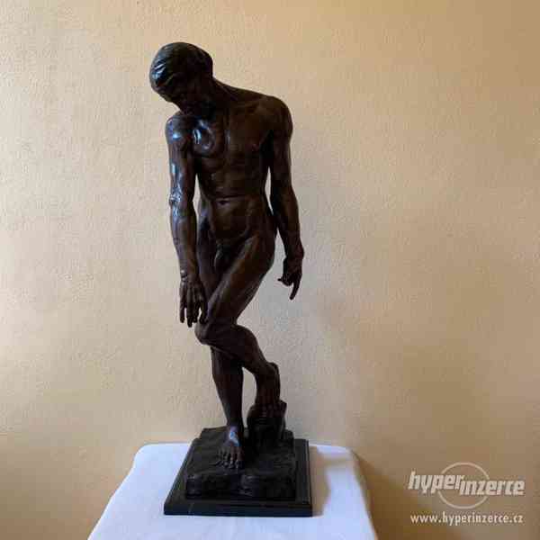 Adam - bronzová socha na mramoru 89 cm - foto 1