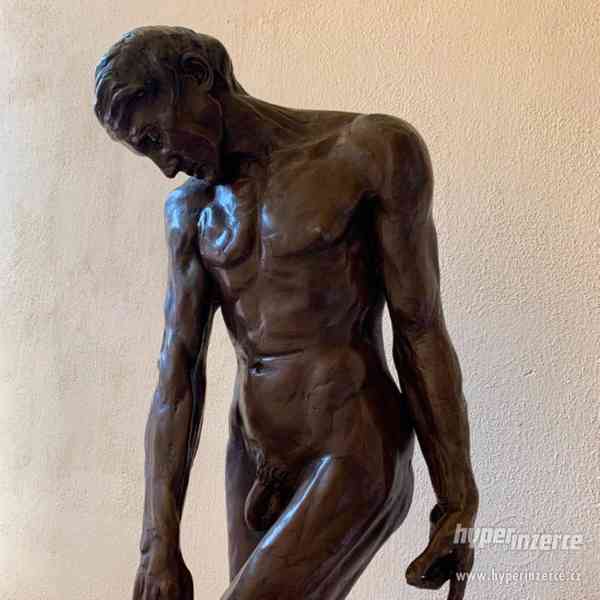 Adam - bronzová socha na mramoru 89 cm - foto 2