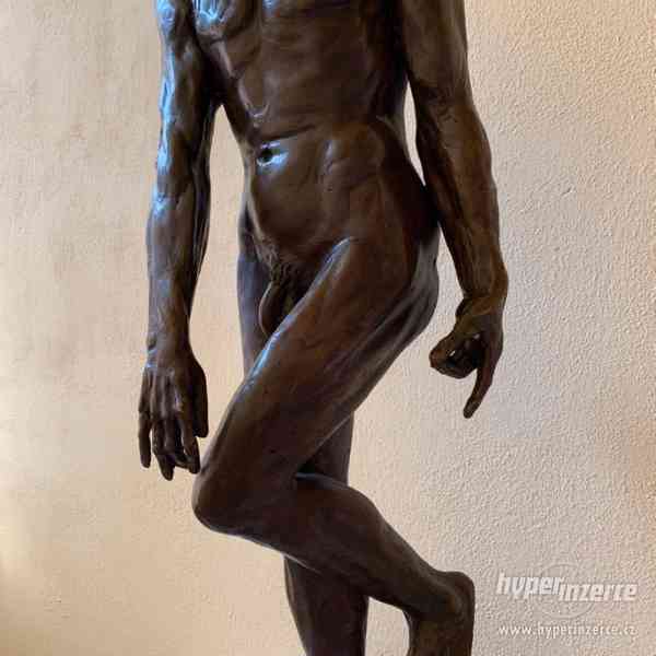 Adam - bronzová socha na mramoru 89 cm - foto 3