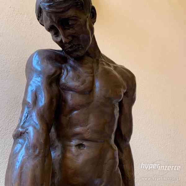 Adam - bronzová socha na mramoru 89 cm - foto 5