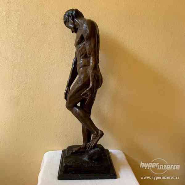 Adam - bronzová socha na mramoru 89 cm - foto 6