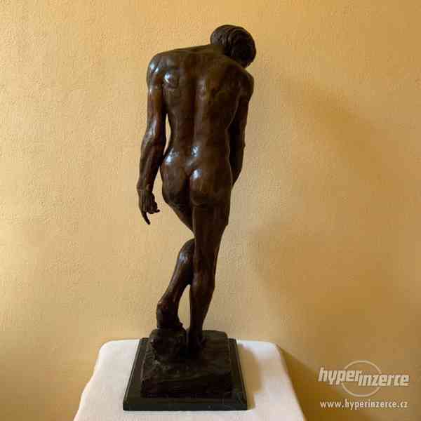 Adam - bronzová socha na mramoru 89 cm - foto 7