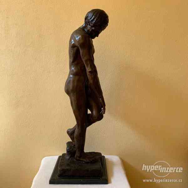 Adam - bronzová socha na mramoru 89 cm - foto 8