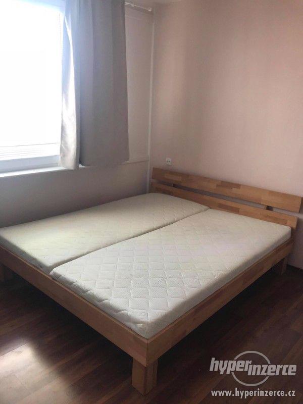 Manželská postel 180x200 s rošty a matracemi - foto 1