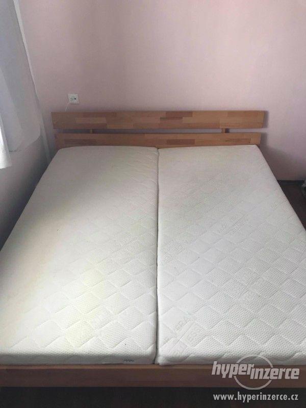 Manželská postel 180x200 s rošty a matracemi - foto 2