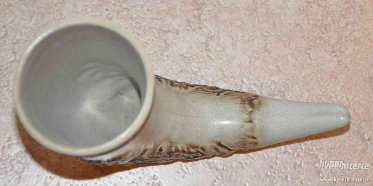 keramická dekorace (váza) ve tvaru rohu - foto 5
