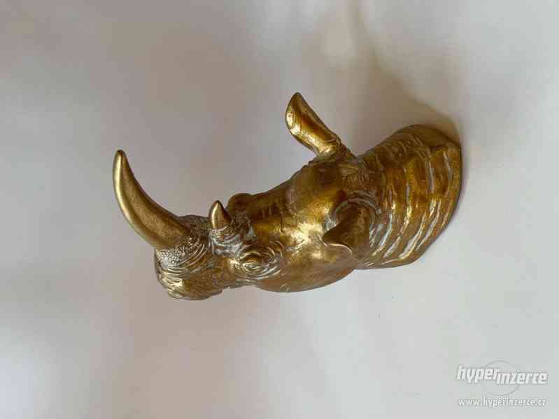 Hlava nosorožce - nástěnná zlatá dekorace - foto 3