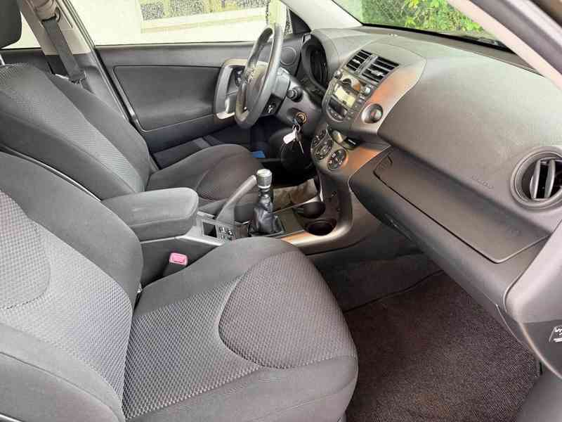 Toyota RAV 4 2,2D  nafta 4x4 110kw - foto 2